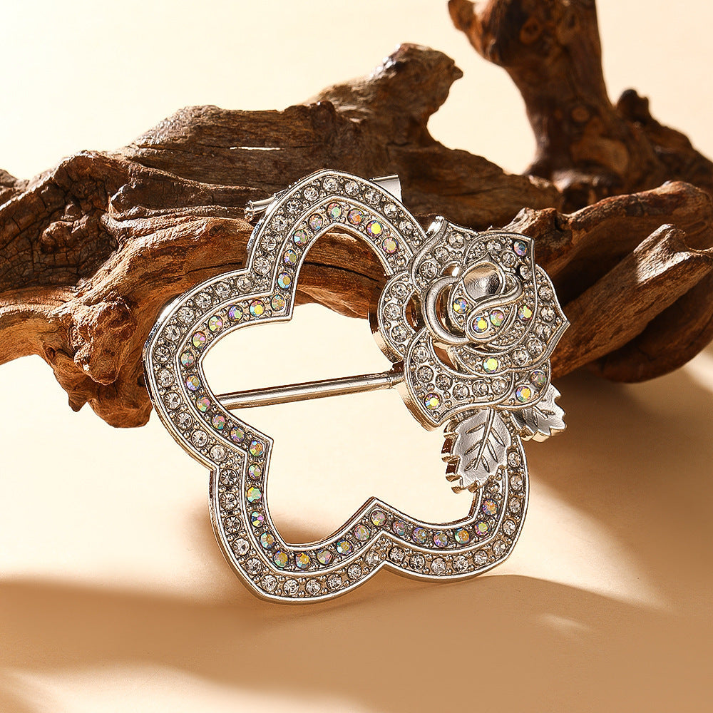 cinching High-end Brooches