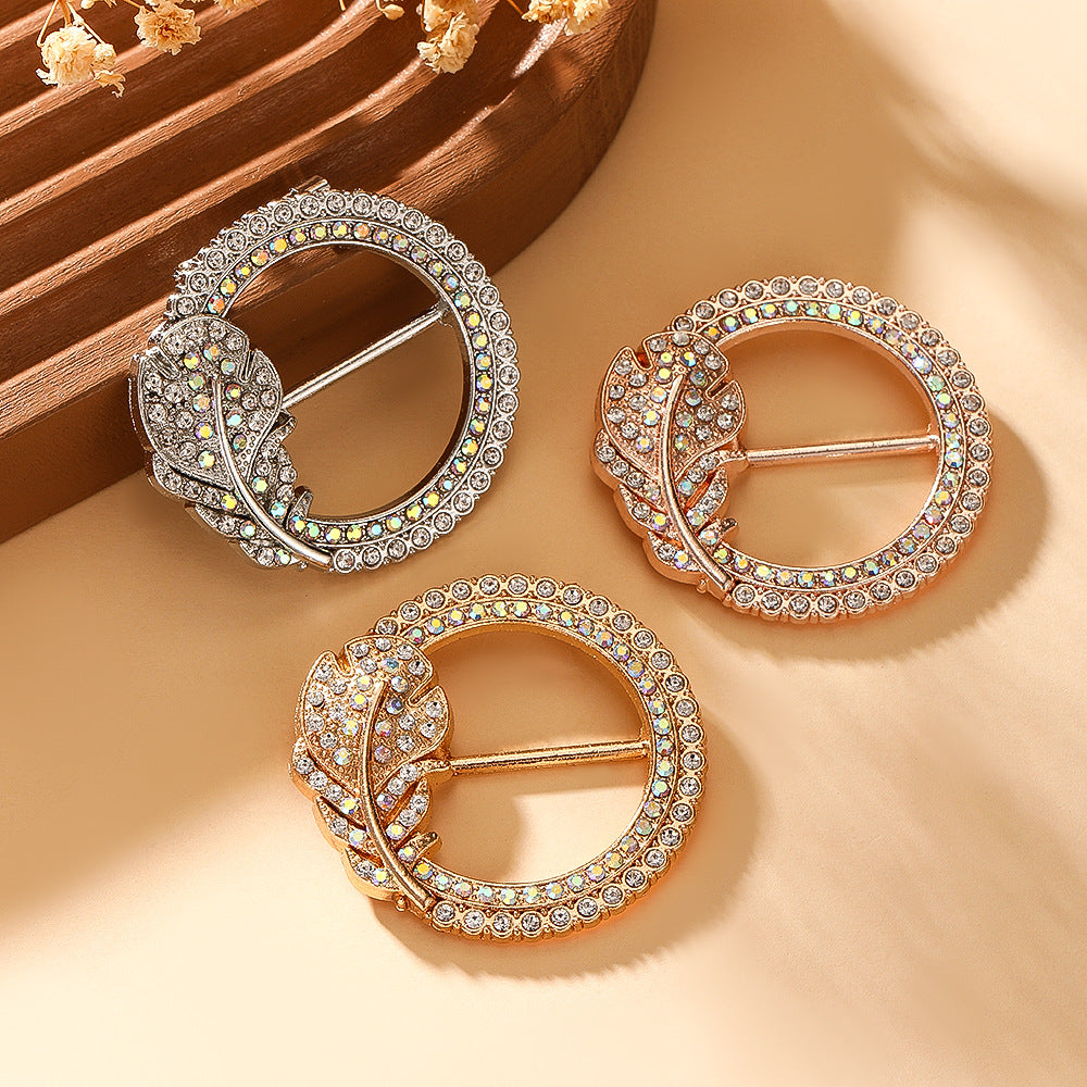 cinching High-end Brooches