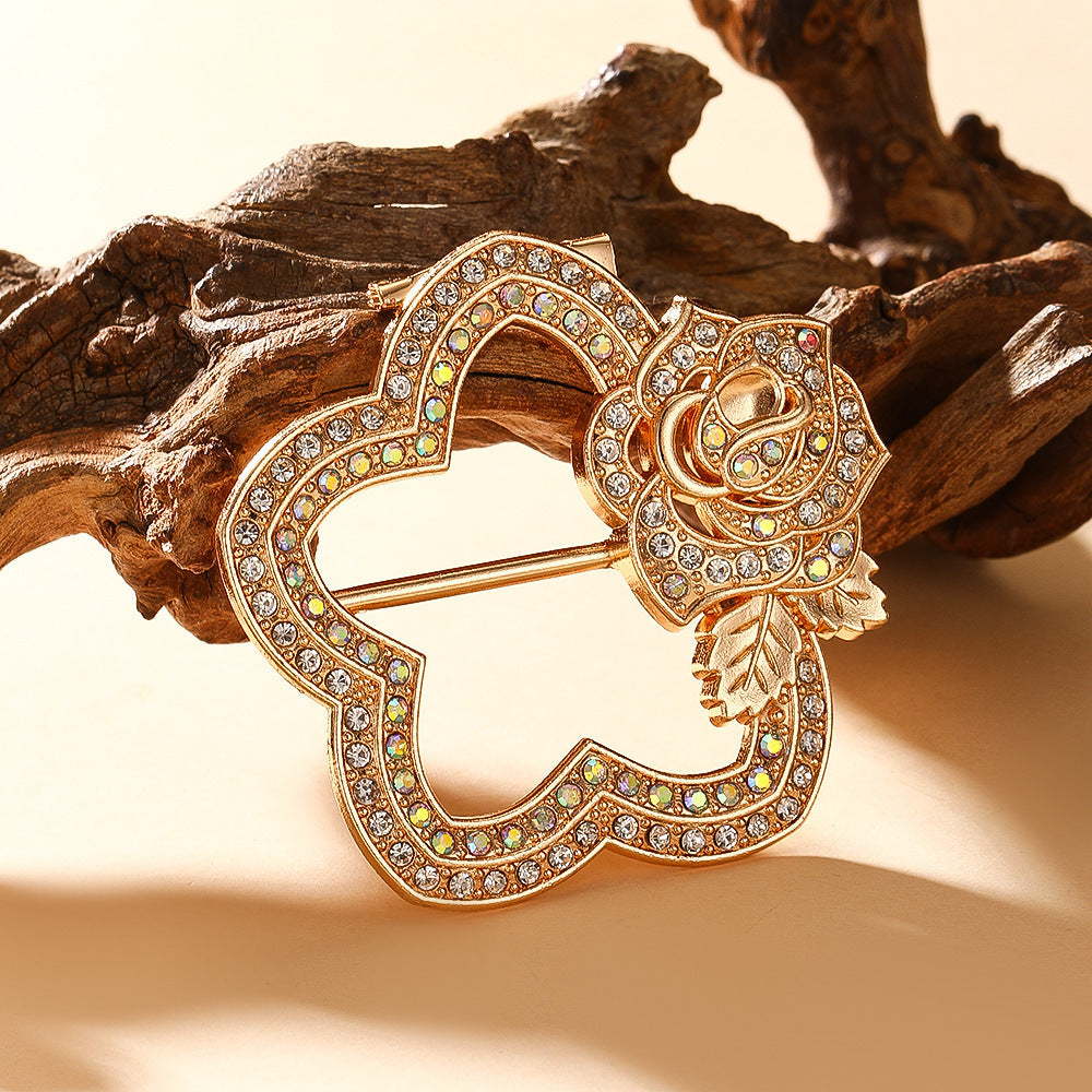 cinching High-end Brooches
