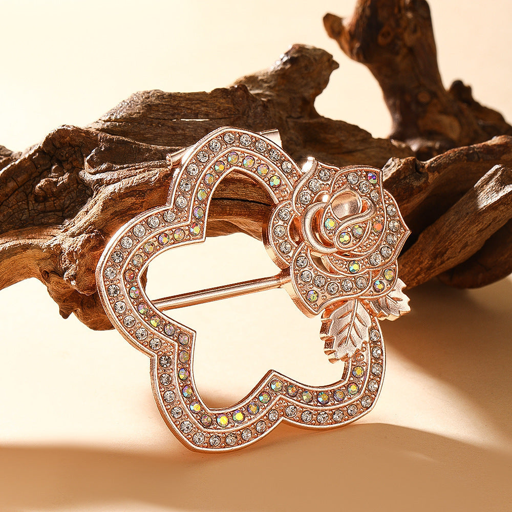 cinching High-end Brooches