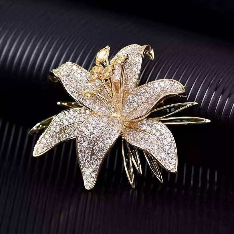 Lily Broochcollar Pin