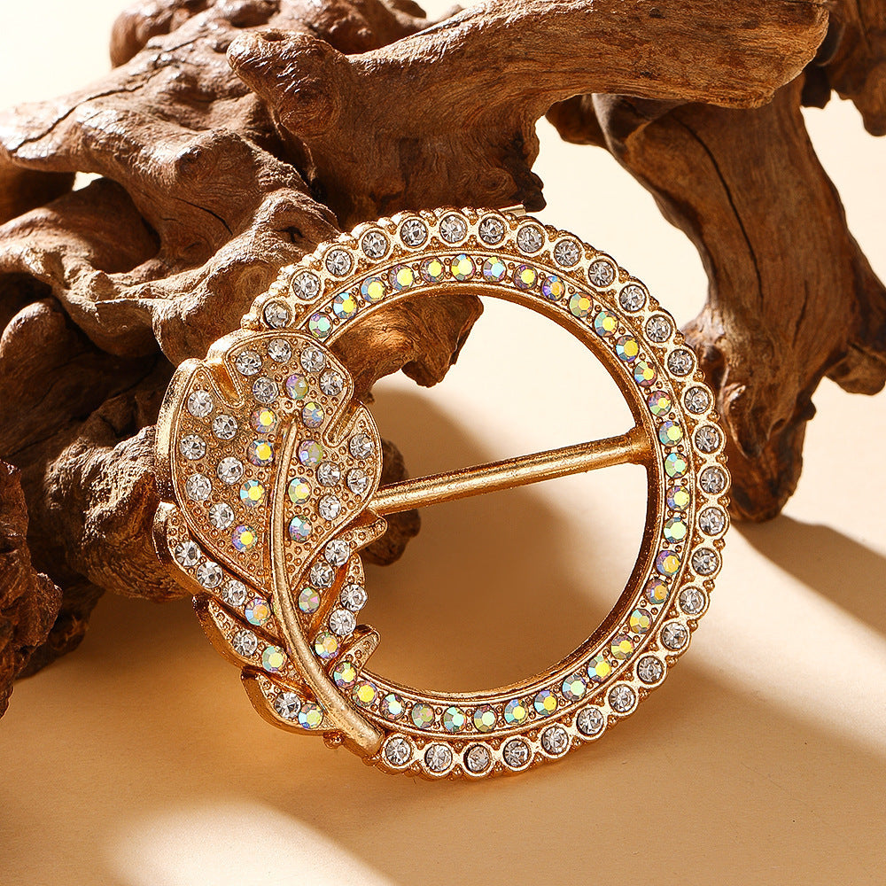 cinching High-end Brooches